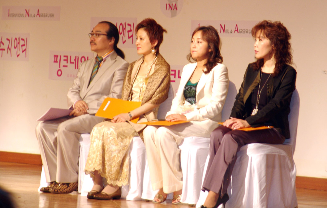 潘旭女士，韩国第三届美甲与喷绘大赛裁判员，韩国美甲与喷绘大赛